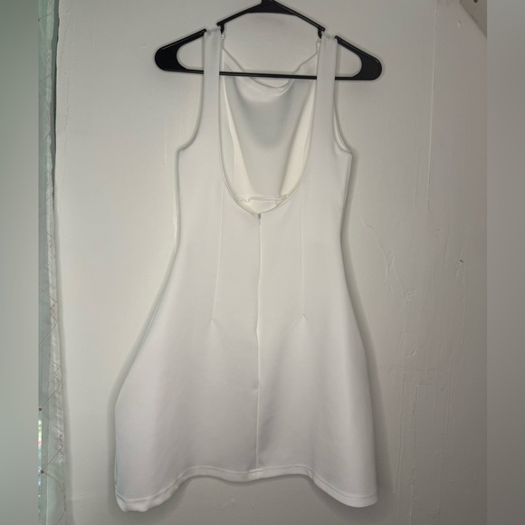 Elegant White Sleeveless Dress with Open Back - Picture 8 of 12